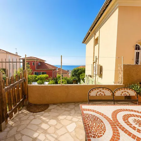 Small House Downtown Near Monaco